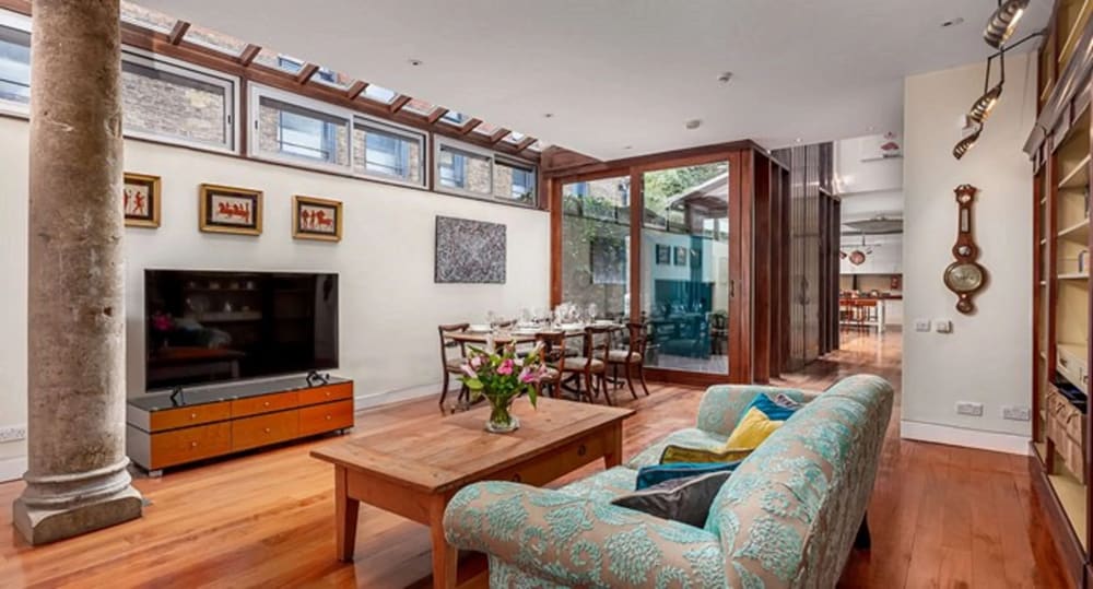 Notting Hill 3 bedroom near Ladbroke Grove, Notting Hill: Garden room with sofa, dining table and glass doors