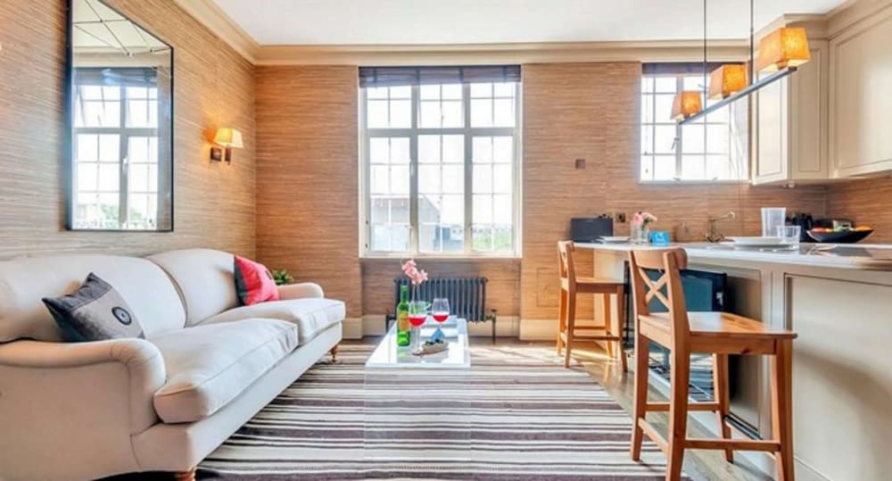 Chelsea 1 bedroom near Kings Road, Chelsea: Living room with grasscloth walls and striped rug