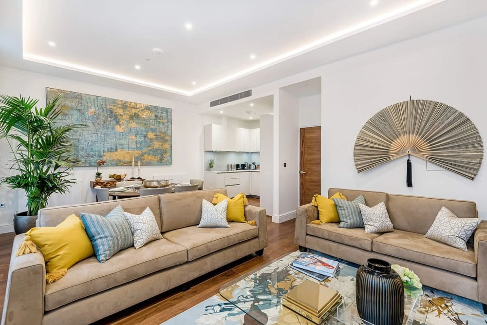 Hyde Park Gate Residences, Kensington: Living room with mustard cushions and open kitchen