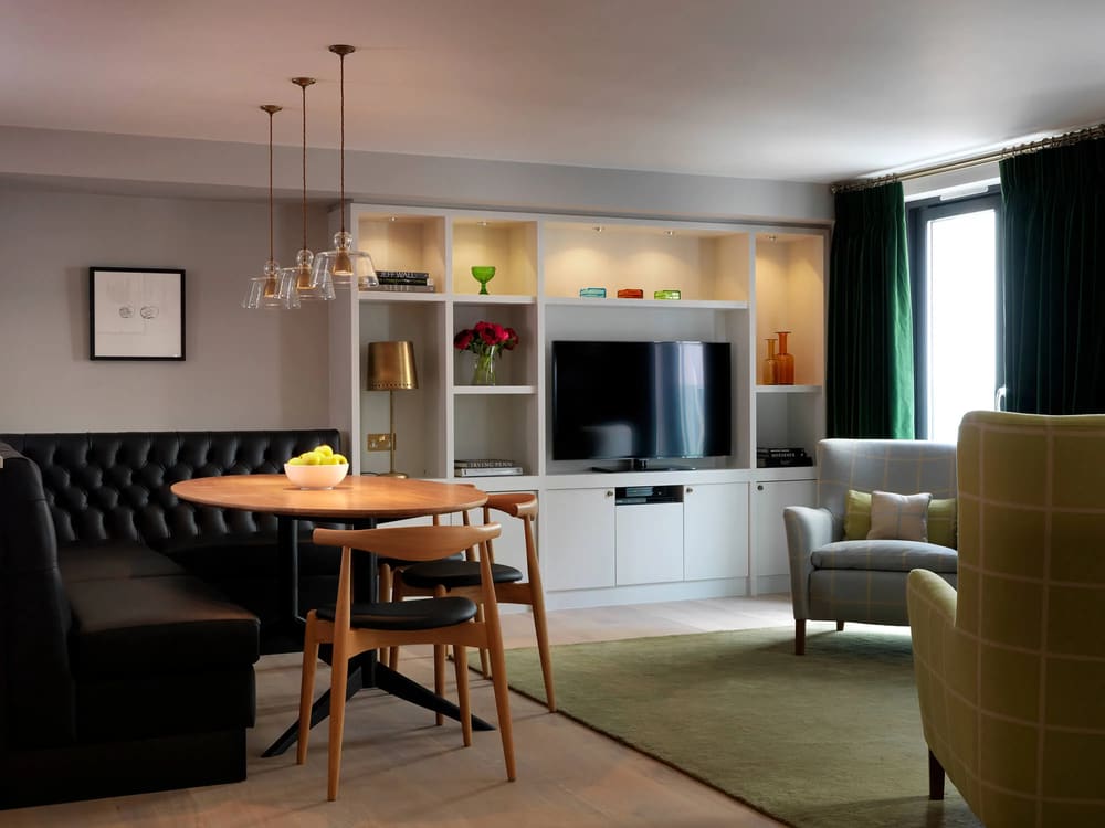 Cheval Knightsbridge, Knightsbridge: Dining table with shelving unit and TV