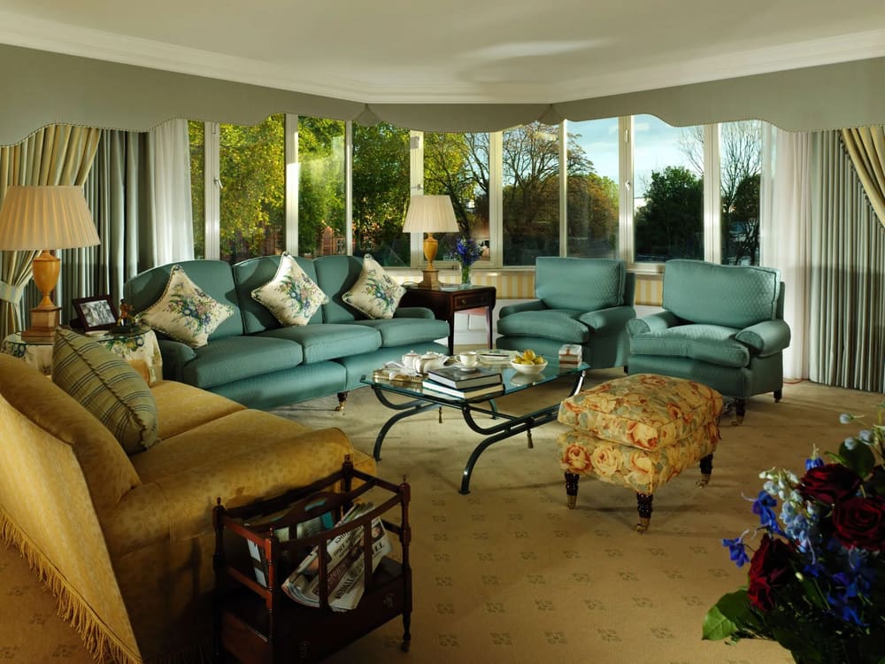Cheval Thorney Court, Kensington: Conservatory sitting room with teal sofas