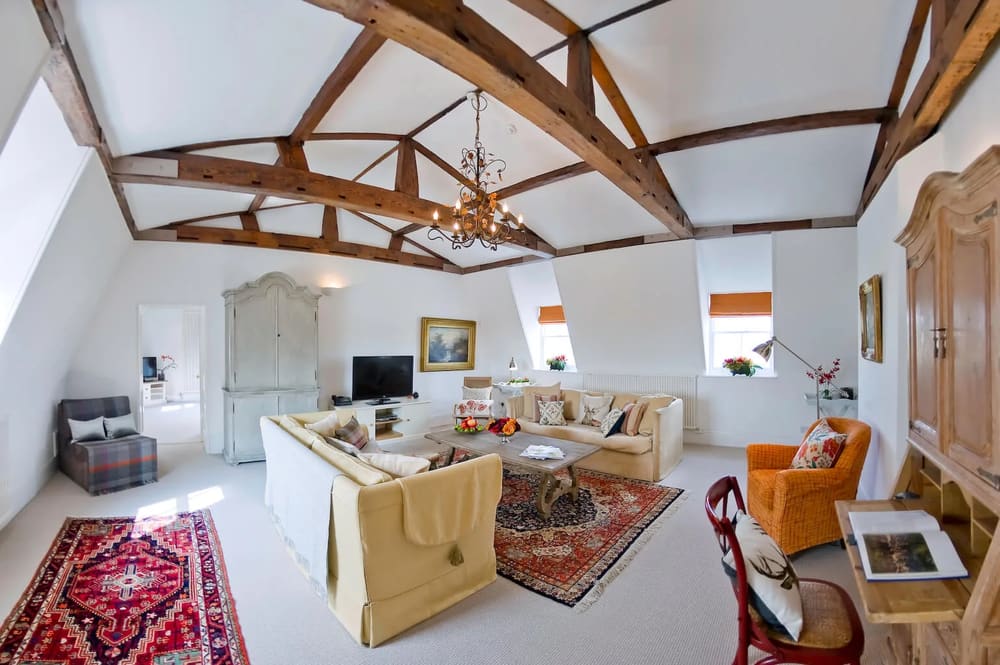 Craven House, Hampton Court: Living room under exposed timber roof beams