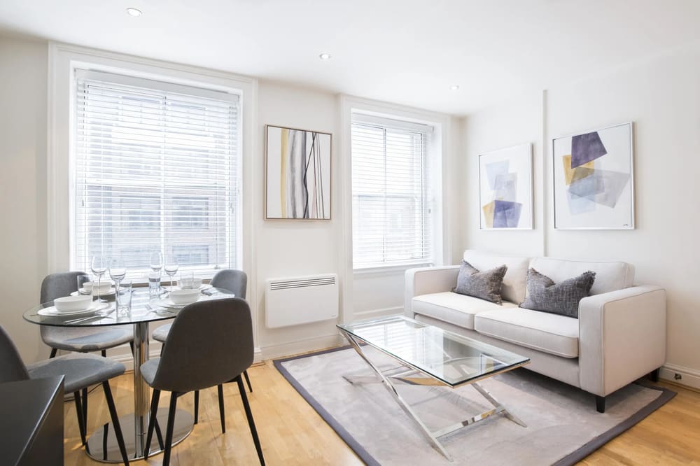 Nottingham Place Apartments, Marylebone: Living and dining room with sash windows