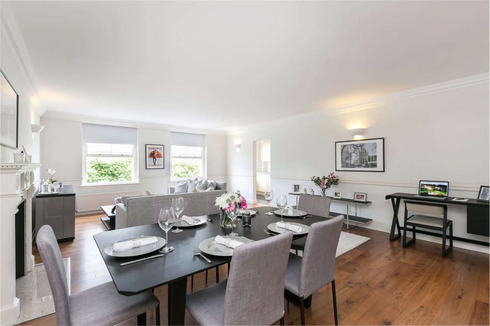 Queens Gate Chic, Kensington: Living and dining room with dark wood floor