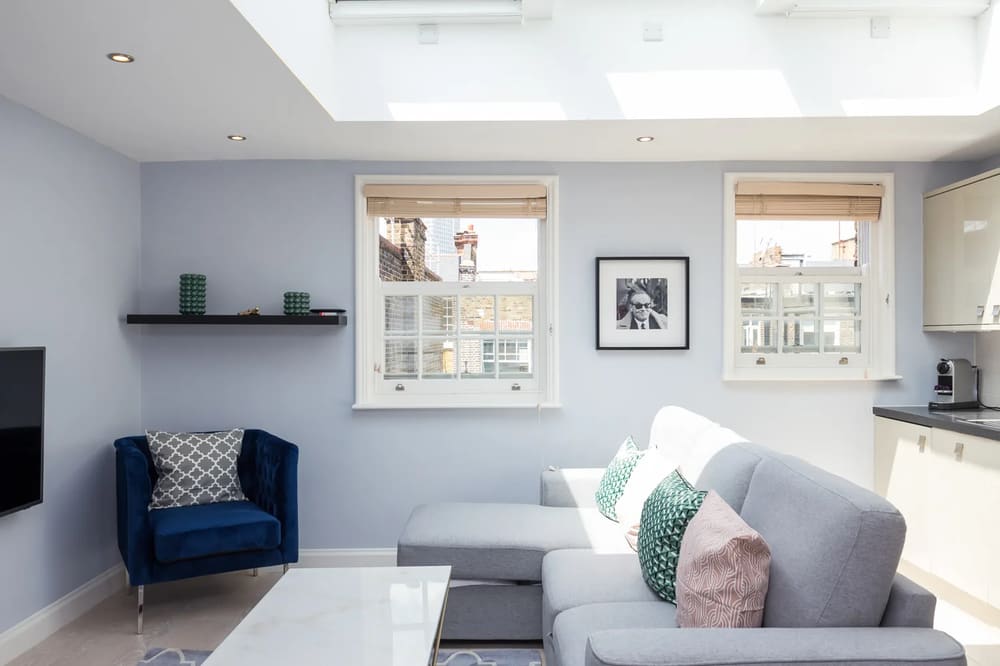 Floral Street Apartments, Covent Garden: Living room with blue armchair and grey sofa