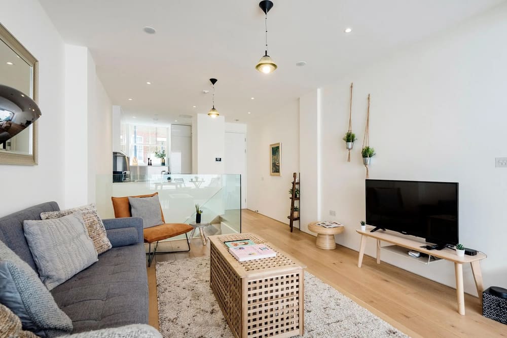Fitzrovia 2 bedroom near Oxford Street, Fitzrovia: Living room with open staircase and TV