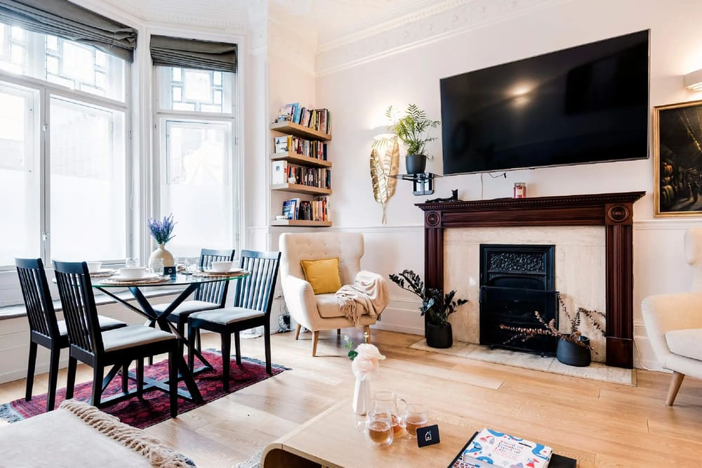 Mayfair 1 bedroom near Green Park, Mayfair: Living room with fireplace, TV and dining table
