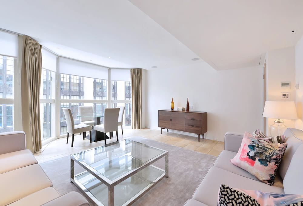 Kensington High St Apartments, Kensington: Living room with glass coffee table and bay window