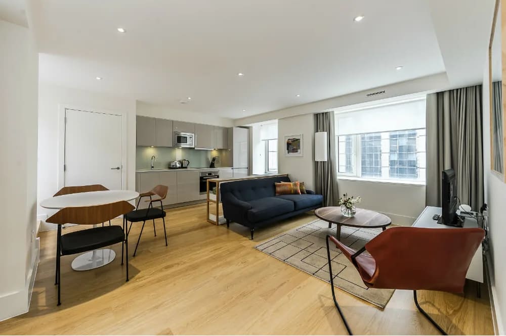America Square, East London: Bedroom in a one-bedroom apartment, photo 1