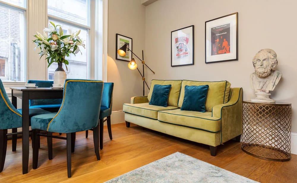 St Martin’s Court, Covent Garden: Bedroom in a one-bedroom apartment, photo 1