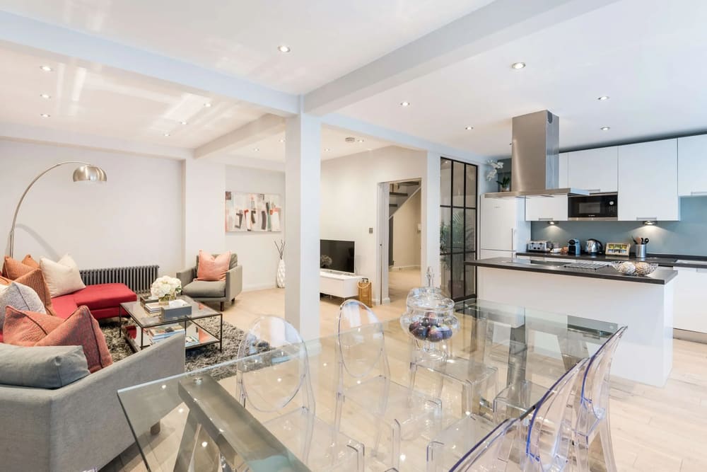Hyde Park Gate, Kensington: Open-plan living space with glass dining table