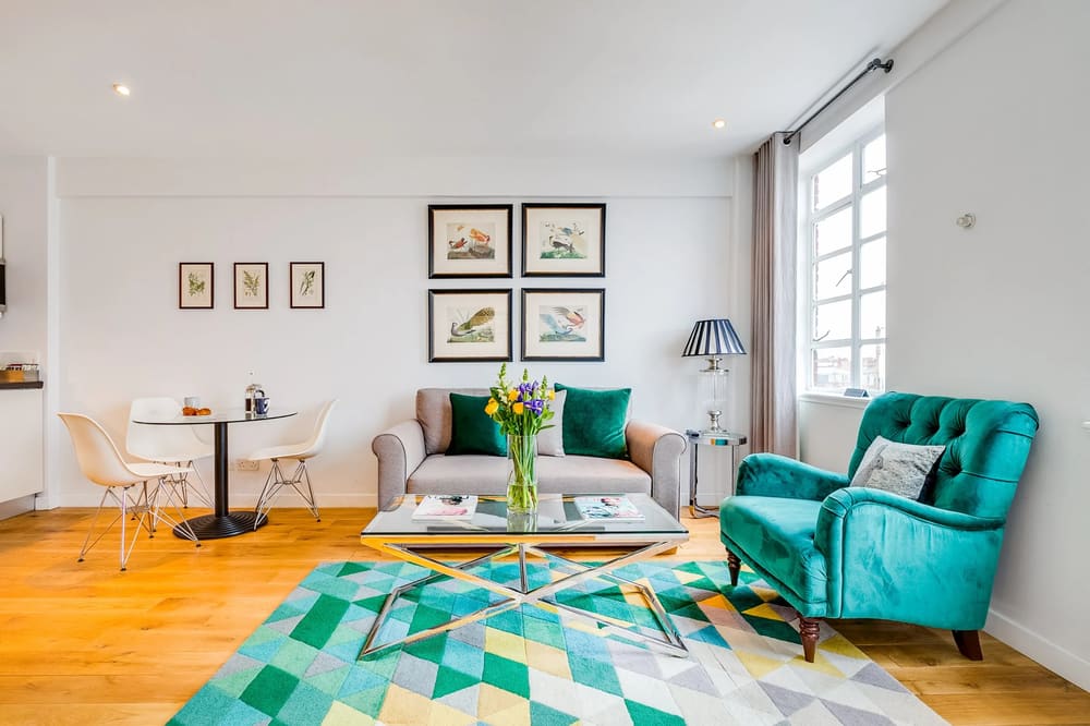 Nell Gwynn Chelsea Apartments, Kensington: Living room with teal armchair and geometric rug