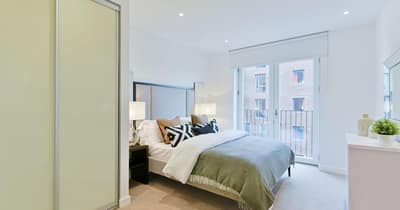 Phoenix Luxury Stays Battersea, Battersea: Perfect Short Let in Battersea: Bedroom with pale-blue walls and tall windows, photo 2