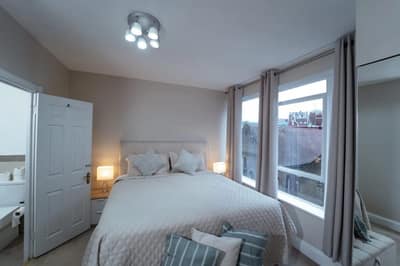 Crawford Place Apartments, Marylebone: Bedroom with bed beside terrace doors