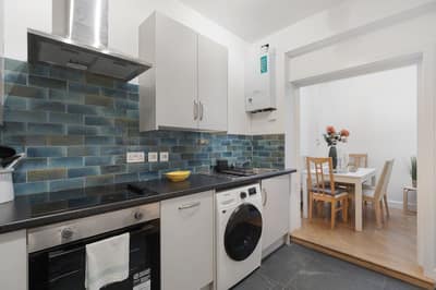 Notting Hill Victorian Duplex, Notting Hill: Kitchen counter with hob and washing machine