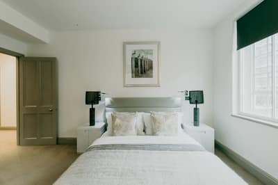 Chelsea Manor Street Two Bedroom Apartment, Chelsea: Double bed between matching bedside lamps
