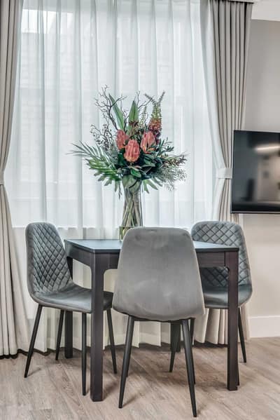 Cleveland Residences Bloomsbury, Bloomsbury: Round dining table beside tall windows