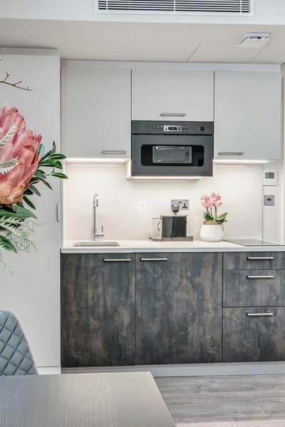 Cleveland Residences Bloomsbury, Bloomsbury: Kitchen cabinets with oven and tiled splashback