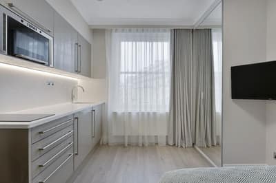 Cleveland Residences Paddington, Paddington: Narrow kitchen with window and fitted cabinets