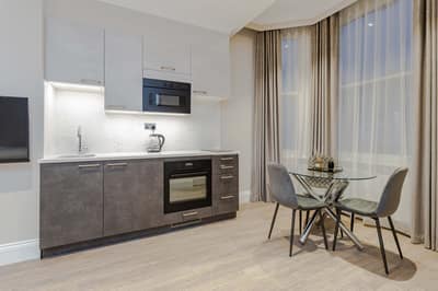Cleveland Residences Chelsea, Chelsea: Kitchen counter beside round dining table
