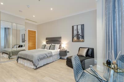 Cleveland Residences Chelsea, Chelsea: Studio with bed and tall curtained windows