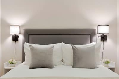 Cleveland Residences Russell Square, Bloomsbury: Bed with upholstered headboard and bedside lights