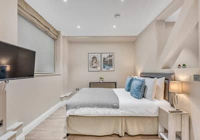 Cleveland Residences Farringdon, Holborn: Bedroom with sloping ceiling and double bed