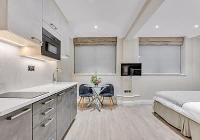 Cleveland Residences Farringdon, Holborn: Studio with bed beside fitted kitchen