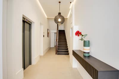 Cromwell Serviced Apartments, Earl's Court: Hallway with console table and hanging light