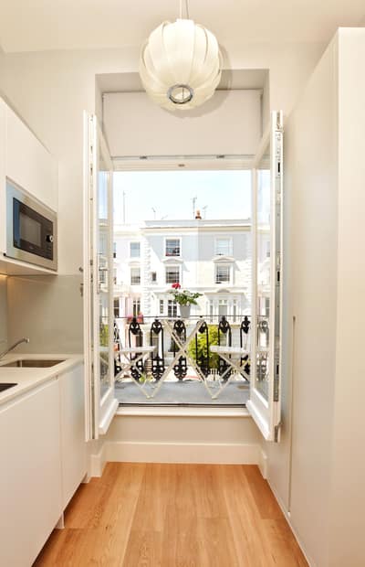 Portobello Serviced Apartments, Notting Hill: Narrow hallway leading towards white kitchen cabinets