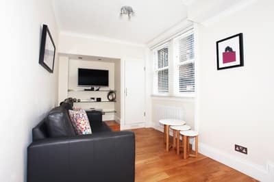 Globe Chiltern Street Apartments, Marylebone: Living room with dark sofa and wooden floor