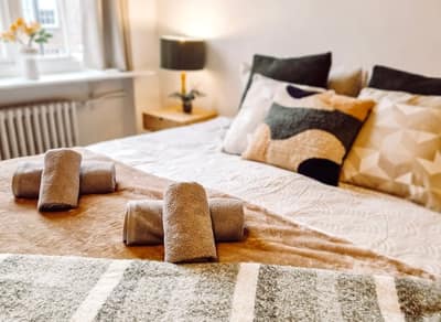 Habitatia Queensway Apartment, Bayswater: Double bed with yellow and patterned cushions