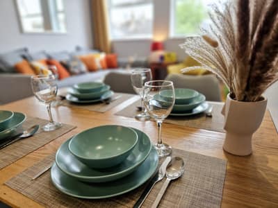 Habitatia Sinclair Road Apartment, Kensington: Dining table with place settings and green plates