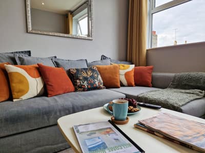 Habitatia Sinclair Road Apartment, Kensington: Living room sofa with multicoloured cushions