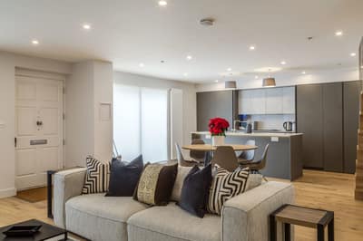 Hazlitt Mews Four Bedroom House, Kensington: Open living space with sofa and dining table