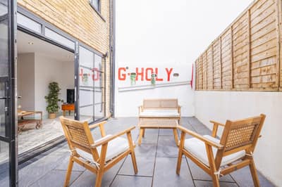 Noxley Newington Green Garden Apartment, East London: Private terrace with wooden table and chairs
