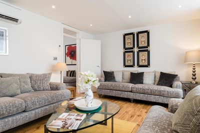 Porchester Place Four Bedroom House, Paddington: Living room with sofas and wooden coffee table