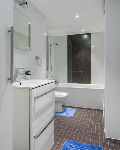 Porchester Place Four Bedroom House, Paddington: Bathroom with bath and glass shower screen