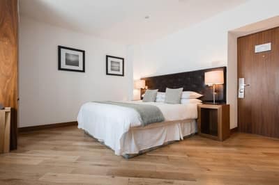 Presidential Kensington Apartments, Earl's Court: Bedroom with double bed and bedside tables