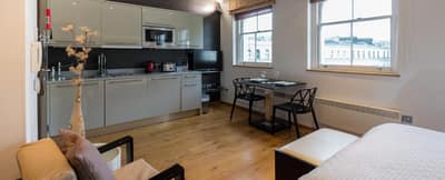 Space Apart Hotel, Bayswater: Studio with bed and compact kitchen