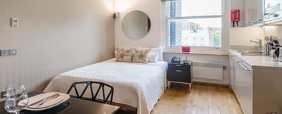 Space Apart Hotel, Bayswater: Studio bedroom with desk and round mirror