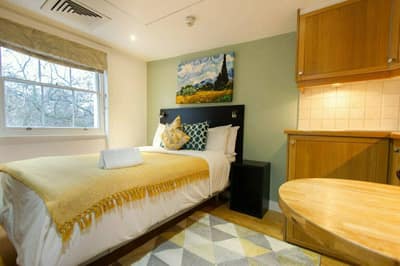 Studios2Let Cartwright Gardens, Bloomsbury: Compact studio with bed and wooden storage