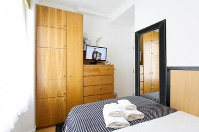 Studios2Let North Gower Street, Central London: Compact studio bedroom with wardrobe and mirror