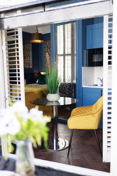 Vancouver Hotel & Studios, Bayswater: Outdoor seating beside painted terrace railings