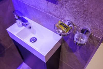 Vancouver Hotel & Studios, Bayswater: Bathroom with basin and purple tiled walls
