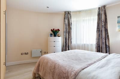 Vincent Street Garden Apartment, Westminster: Bedroom with double bed and garden-facing window