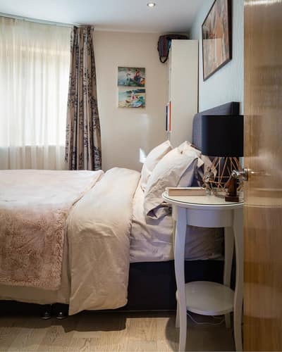Vincent Street Garden Apartment, Westminster: Bedroom with upholstered headboard and bedside lamp