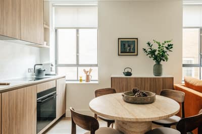 Apartment Three, Claridge House, Mayfair: Living room with seating and dining table