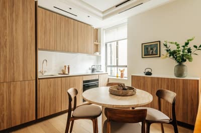 Apartment Three, Claridge House, Mayfair: Living room with seating and dining table