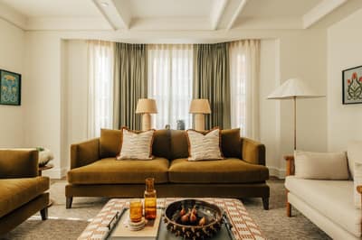 Elizabeth, Claridge House, Mayfair: Living room with seating and dining table